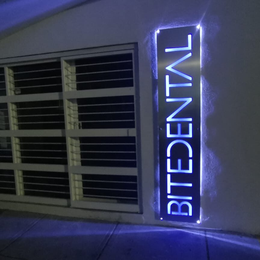 Anuncio vertical metal